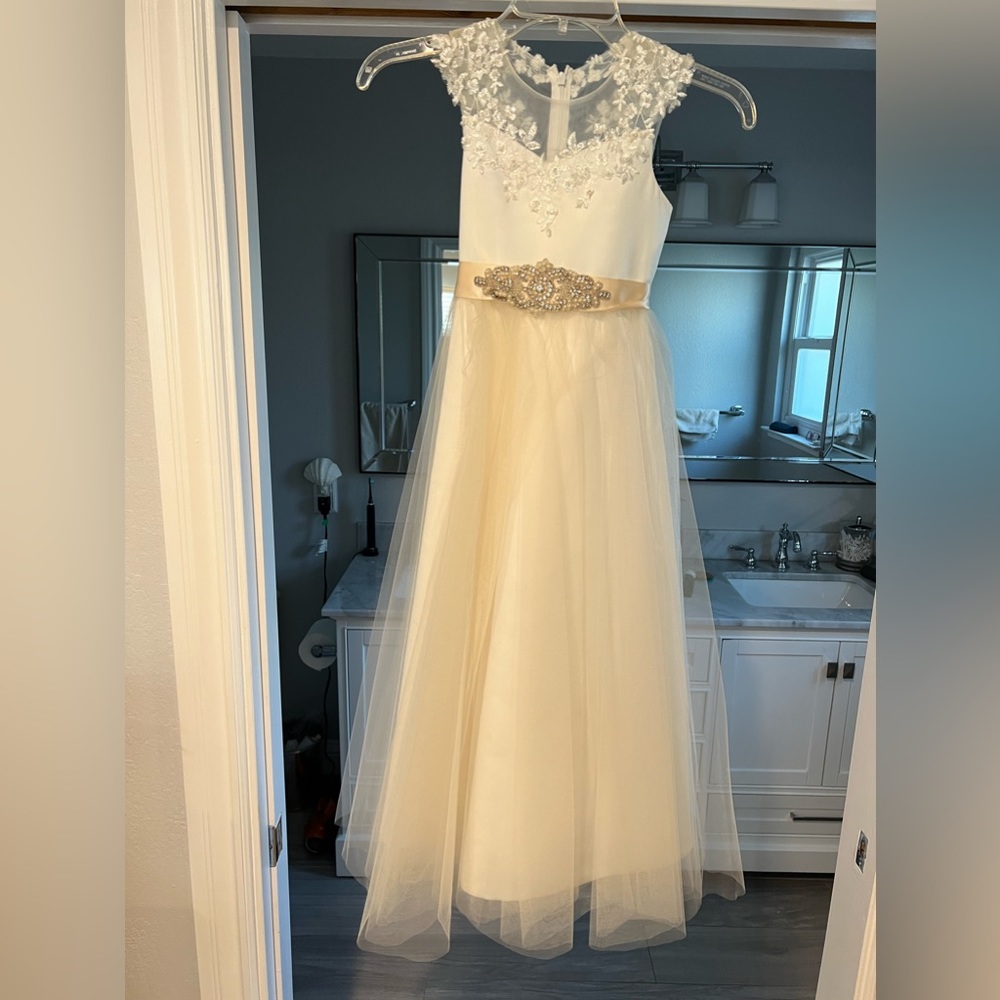 Gorgeous flower girl dress white/ivory/champagne , size 7/8.
